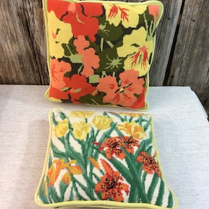 Zwei retro orange und gelbe Nadelspitzenkissen mit Blumenmuster