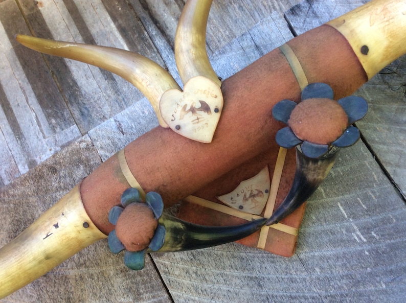 1957 Juarez Mexico Souvenir Steer Horn Wall Decoration Heart And Flowers
