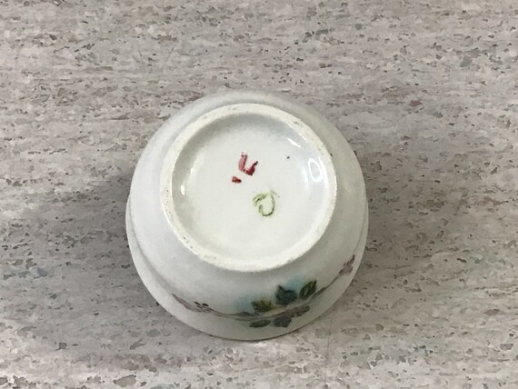 2 small hand painted ceramic bowls - image 3