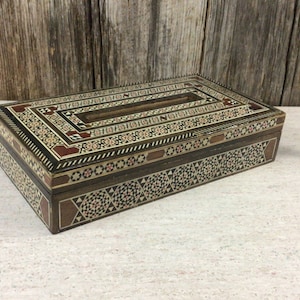 Caja de madera estilo morisco con incrustaciones TISSUE