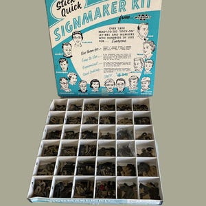 Puede incluir: Kit de fabricación de letreros vintage con una caja turquesa y blanca. La caja dice "Stick-Quick SIGNMAKER KIT" e incluye una bandeja de letras y números. El kit incluye más de 1.800 letras y números "stick-on" listos para usar.