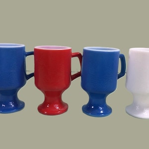 4 Vintage Standkrüge, rot, weiß und blau