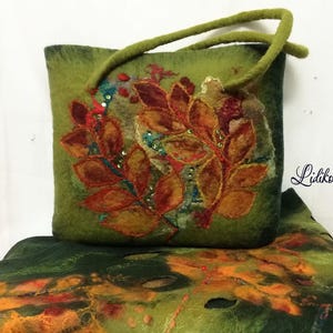 Könnte beinhalten: Eine grüne Filz-Tragetasche mit einem Blattdesign in Braun-, Orange- und Rottönen. Die Tasche hat grüne Griffe und ist mit Pailletten verziert. Der Text "Lidike Felt" ist auf der Seite sichtbar.