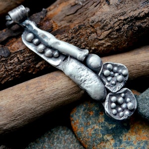 Colgante de plata de ley reciclada: joyería artesanal orgánica de gran tamaño