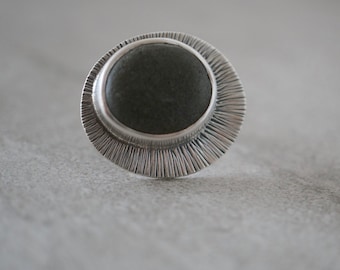 Anillo de plata de ley con guijarros de playa grises - Diseño minimalista moderno, talla 5.25