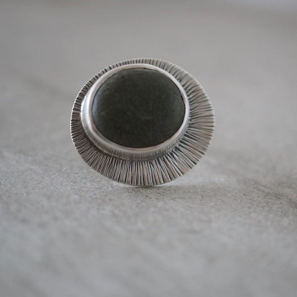 Grauer Strand Kiesel Statement Ring, Größe 5,25, asymmeterical Sterling Silberring, zeitgenössisches Design, moderne minimalistische Ring, eleganten Ring