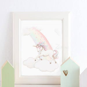 K&ouml;nnte beinhalten: Ein wei&szlig;es Einhorn mit rosa und blauem M&auml;hne und Schweif steht auf einer Wolke vor einem Regenbogen. Das Einhorn blickt zur linken Seite des Bildes. Der Hintergrund ist wei&szlig;.