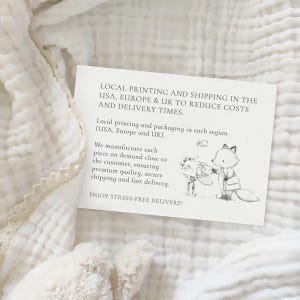 Peut inclure: Une carte rectangulaire blanche avec du texte noir et une petite illustration d'un renard mettant une lettre dans une bo&icirc;te aux lettres. Le texte indique : LOCAL PRINTING AND SHIPPING IN THE USA, EUROPE & UK. ENJOY STRESS-FREE DELIVERY!