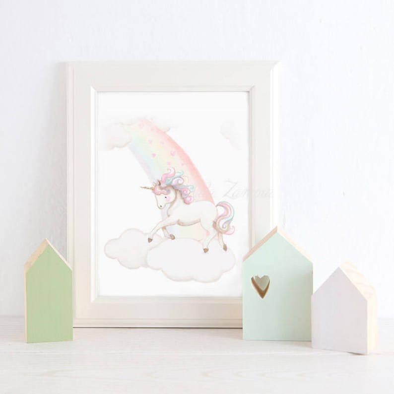 K&ouml;nnte beinhalten: Ein wei&szlig;es Einhorn mit rosa und blauem M&auml;hne und Schweif steht auf einer Wolke vor einem Regenbogen. Das Einhorn blickt zur linken Seite des Bildes. Der Hintergrund ist wei&szlig;.