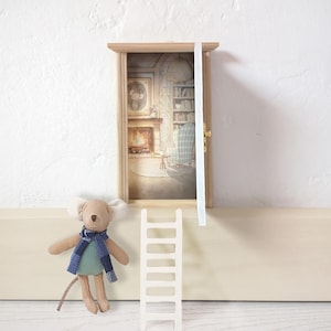 Hand Painted Wooden Door, MOUSE HOUSE, Dollhouse Door, Pérez Mouse Door, Tooth Fairy Door, Door with interior, Mouse door, Mouse house.