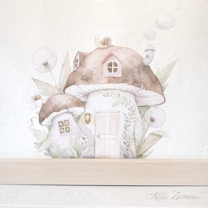 Peut inclure: Un autocollant mural &agrave; l'aquarelle repr&eacute;sentant deux maisons champignons dans des tons beige et marron. Le plus grand champignon porte un escargot sur son toit, une chemin&eacute;e avec de la fum&eacute;e et une porte centrale. Des pissenlits et des feuilles vertes entourent les structures.