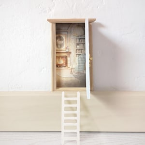 Peut inclure: Un cadre de porte miniature en bois clair avec un panneau de porte blanc l&eacute;g&egrave;rement entrouvert. La porte r&eacute;v&egrave;le une illustration d'un int&eacute;rieur de biblioth&egrave;que confortable avec une chemin&eacute;e et un fauteuil. Une petite &eacute;chelle blanche est plac&eacute;e devant.