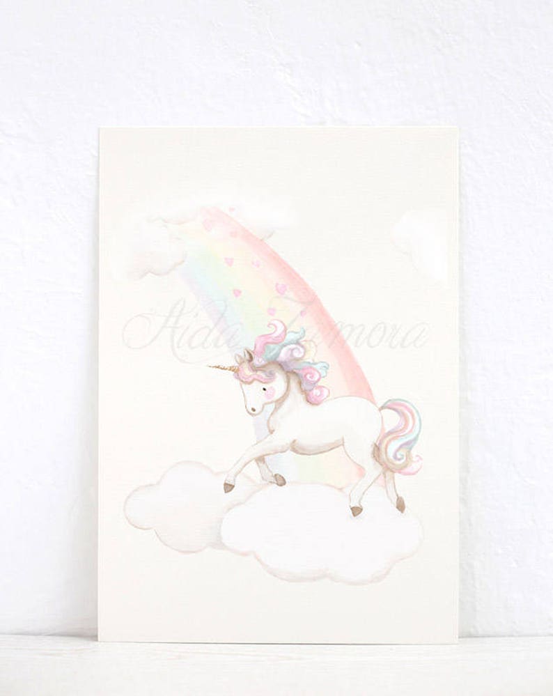 K&ouml;nnte beinhalten: Ein wei&szlig;es Einhorn mit rosa und blauem M&auml;hne und Schweif steht auf einer Wolke vor einem Regenbogen mit rosa Herzen.