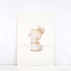 K&ouml;nnte beinhalten: Eine Aquarell-Illustration eines braunen Kaninchens mit rosa Wangen und einem wei&szlig;en Bauch. Das Kaninchen steht auf allen Vieren und schaut nach rechts.