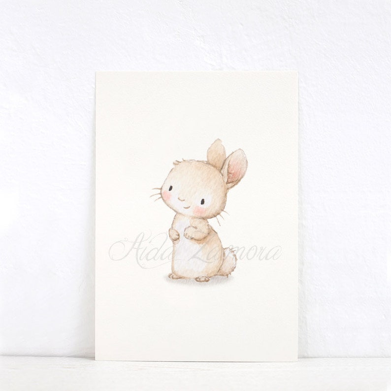 K&ouml;nnte beinhalten: Eine Aquarell-Illustration eines braunen Kaninchens mit rosa Wangen und einem wei&szlig;en Bauch. Das Kaninchen steht auf allen Vieren und schaut nach rechts.