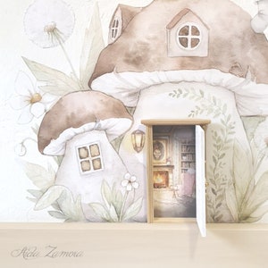 Peut inclure: Un autocollant mural repr&eacute;sentant des champignons &agrave; l'aquarelle avec des fen&ecirc;tres et une petite porte en bois en trois dimensions qui s'ouvre sur une sc&egrave;ne int&eacute;rieure avec chemin&eacute;e, biblioth&egrave;que et fauteuil. Le texte Aida Zamora est imprim&eacute; en bas.