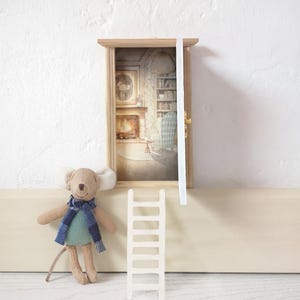 Hand Painted Wooden Door, MOUSE HOUSE, Dollhouse Door, Pérez Mouse Door, Tooth Fairy Door, Door with interior, Mouse door, Mouse house.