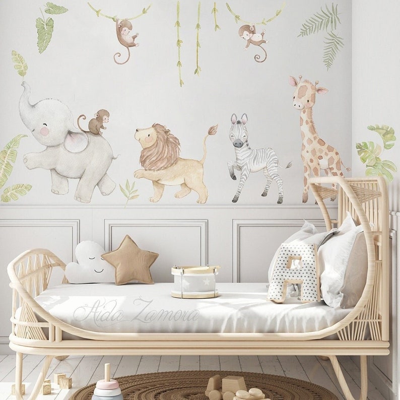 Decoración de selva para habitación de bebé - Gender neutral Safari nursery theme ideas with fabric decals.