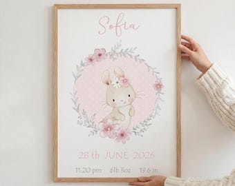Könnte beinhalten: Ein gerahmter Geburtsanzeige-Druck mit dem Namen Sofia, einer Aquarell-Illustration eines Hasen in einem rosa Blumenkranz und Geburtsdaten: 28. Juni 2026, 23:20 Uhr, 2807 g und 49,8 cm.