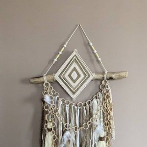 Decoração de parede boho em tons de terra, Ojo de dios, decoração boho de quarto com estilo florestal
