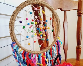Atrapasueños bohemio: hilo de colores, cuentas de madera y decoración con hilo de crochet.