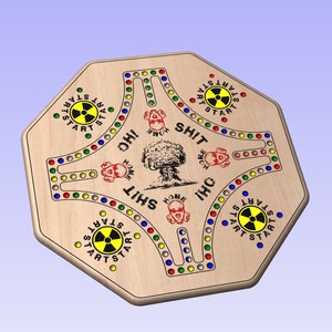 Op de afbeelding: Een houten spelbord met een cirkelvormig ontwerp met een paddenstoelwolk en de woorden "OH! SHIT" en "START". Het bord is versierd met gele, rode, blauwe en groene stippen.