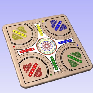Op de afbeelding: Een houten spelbord met vier secties, elk met een andere kleur: rood, blauw, groen en geel. Het bord heeft een centrale cirkel met de woorden "Aggravation" en "New Edition" erop gedrukt. Het bord is ontworpen voor een spel van aggravation.