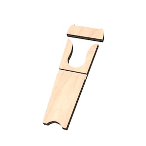 Może przedstawiać: Drewniany wyciągarz do butów o prostym designie. Wyciągarz wykonany jest z jasnobrązowego drewna i ma wycięcie na piętę buta.