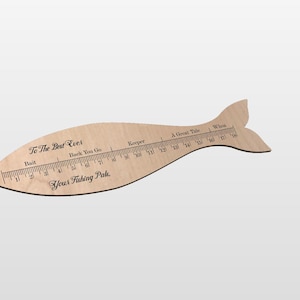 Könnte beinhalten: Ein holzfarbenes Fischlineal mit eingraviertem Text und Maßen. Das Lineal ist hellbraun mit schwarzen Markierungen und Text, darunter "To The Best Ever" und "Your Fishing Pals." Das Lineal misst bis zu 45.7 cm.