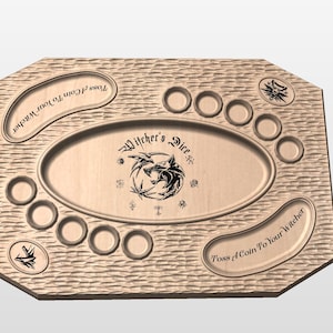 Op de afbeelding: Een houten spelbord met een wolfontwerp en de tekst "Witcher's Dice" en "Toss A Coin To Your Witcher". Het bord heeft acht ronde inkepingen voor dobbelstenen.