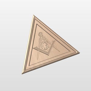 Pode incluir: Um triângulo de madeira com uma imagem esculpida de um compasso e uma esquadra, um símbolo tradicional da Maçonaria.