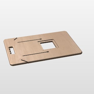 Puede incluir: Una extensión de mesa de máquina de coser de madera clara con forma rectangular. Cuenta con un recorte para la máquina, ranuras y un asa con tres agujeros. La mesa está diseñada para ampliar la superficie de costura.