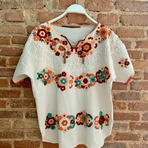 Mexican Hand Embroidered Blouse. Saint Antonine Embroidery in cotton thread. Artisan blouse with floral embroidery. Typical Mexican Blouse.