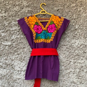 Embroidered blouse from Chiapas, Mexico. Traditional Mexican blouse for women, blouse with floral embroidery, gift idea for women.