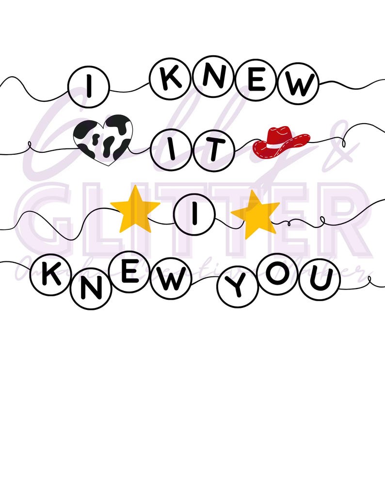 Pu&ograve; includere: Un design grafico con quattro linee ondulate orizzontali con perline circolari contenenti il testo I KNEW IT I KNEW YOU. Il design include un cuore con stampa mucca bianco e nero, un cappello da cowboy rosso e due stelle gialle tra le lettere.