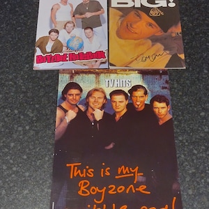 Può includere: Diverse riviste vintage e un taccuino con la band pop Boyzone. Il taccuino presenta il testo "Boyzone Notebook" e "This is my Boyzone scribble pad!". Le riviste sono intitolate "BIG!" e "SMASH HITS".