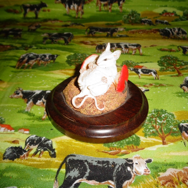 Adorable Mouse Sat In Apple Core Figure Country Artists Figurine Vintage Collectable Animal Wildlife Apples Dormouse Wooden Plinth Display
