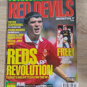 Può includere: Una copertina di rivista vintage Red Devils Monthly con una grande fotografia di un calciatore in maglia rossa. Il testo include Totally United, Red Devils, Reds Revolution, Fergie's Dream Team for the 90's e un poster gigante in omaggio.