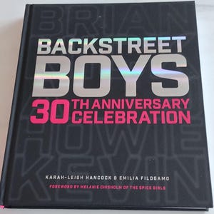 Libro de tapa dura conmemorativo del 30 aniversario de los Backstreet Boys. Recuerdos musicales coleccionables de la boy band estadounidense. Prólogo de Mel C de las Spice Girls.