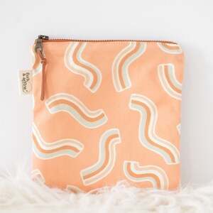 Bolsa de maquillaje inspirada en Squiggle Rainbow Anthro / Bolsa de maquillaje / Bolsa cosmética / Bolsa de artículos de tocador / Monedero / Regalo para ella / Regalo de mejor amiga Square Pouch