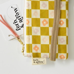Elastic Pen Pouch for Notebooks in Floral Checker
