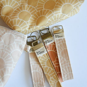 Llavero de pulsera con forma de sol y mosaico