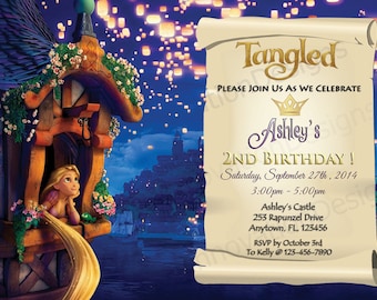 Puede incluir: Una invitación de cumpleaños con temática de Enredados con una imagen de dibujos animados de Rapunzel mirando por una ventana. La invitación es para el 2º cumpleaños de Ashley, el 27 de septiembre de 2014, de 15:00 a 17:00 en el Castillo de Ashley. La dirección es 253 Rapunzel Drive, Anytown, FL, 123456. Confirma tu asistencia antes del 3 de octubre a Kelly al 123-456-7890.