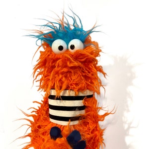 Orangefarbene Monster Handpuppe Zottel Chin Pro Bild 1