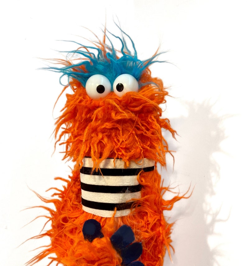 Orangefarbene Monster Handpuppe Zottel Chin Pro Bild 1