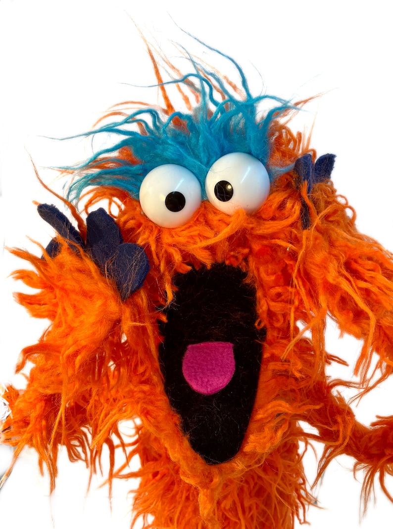 Orangefarbene Monster Handpuppe Zottel Chin Pro Bild 6