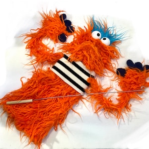 Orangefarbene Monster Handpuppe Zottel Chin Pro Bild 8