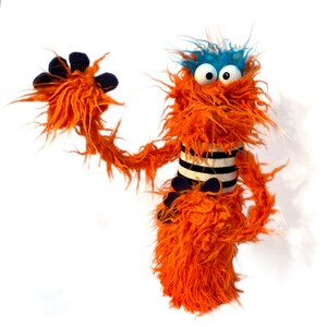 Orangefarbene Monster Handpuppe Zottel Chin Pro Bild 9