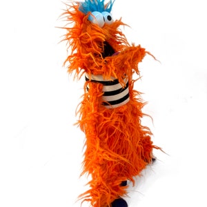 Orangefarbene Monster Handpuppe Zottel Chin Pro Bild 5