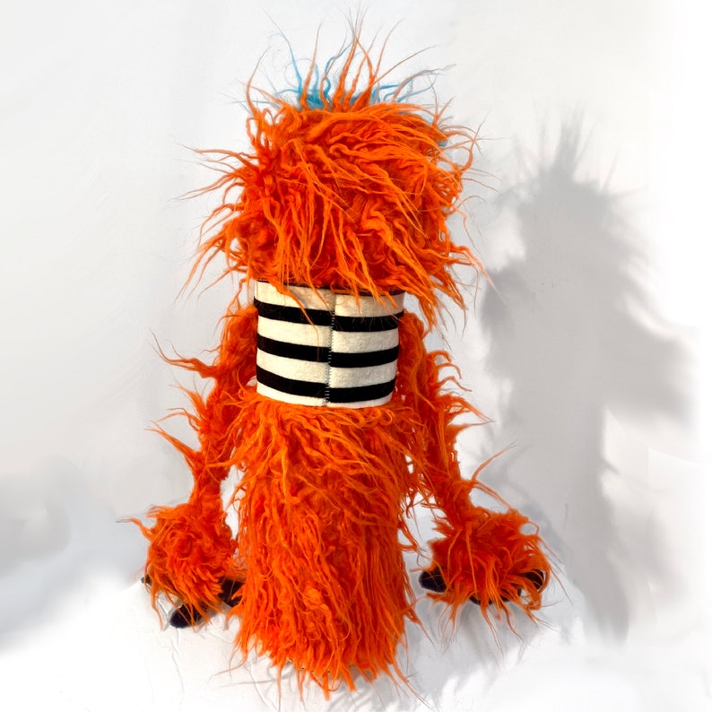 Orangefarbene Monster Handpuppe Zottel Chin Pro Bild 4